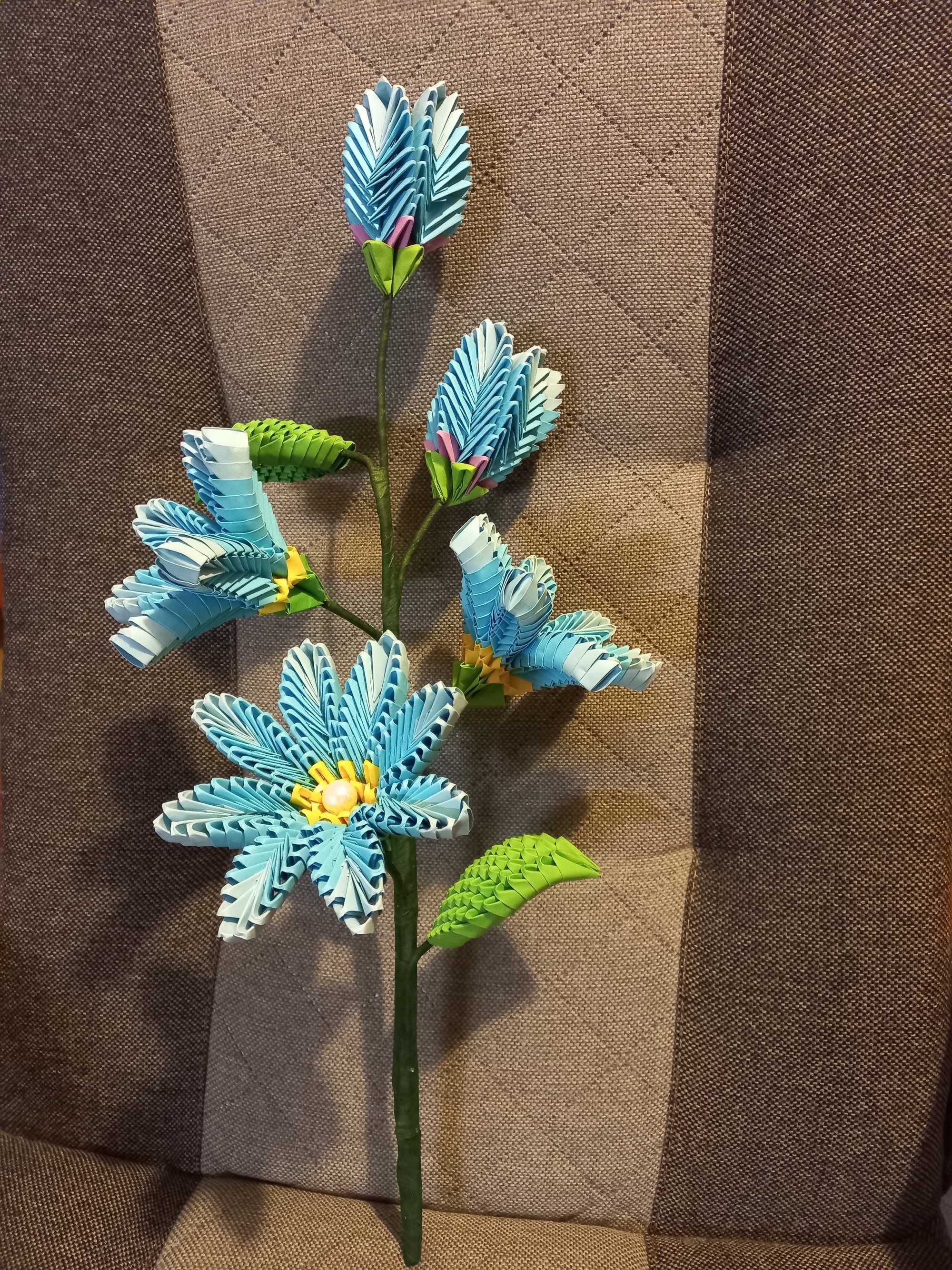 Cudny bukiet niebieskich kwiatów z perełkami (rękodzieło origami) 55cm