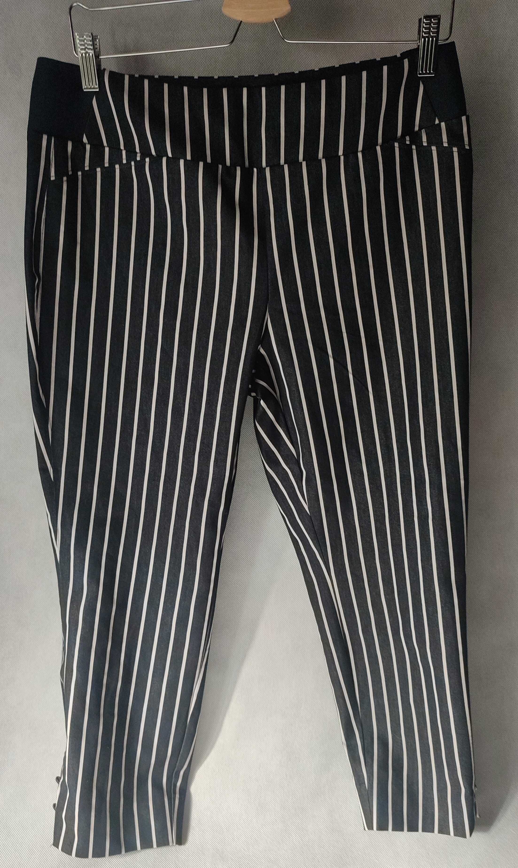 Spodnie damskie materiałowe w paski 7/8 guziki na nogawkach plus size