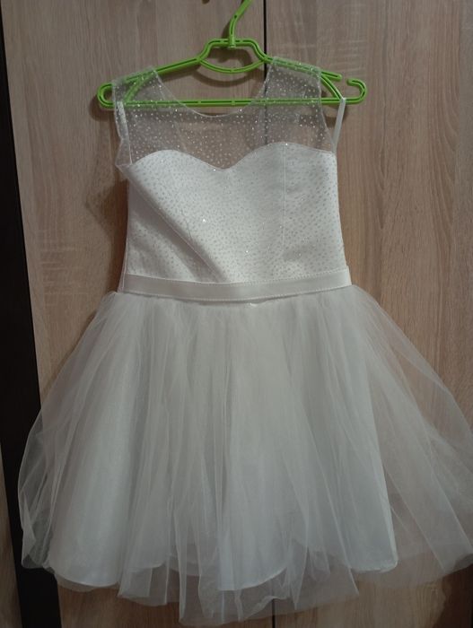 Біле плаття на дівчинку.