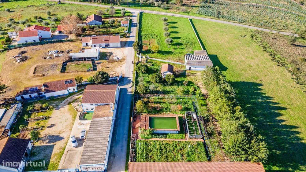 Quinta com 25.800M2 com moradia T6 em Casével, Santarém.