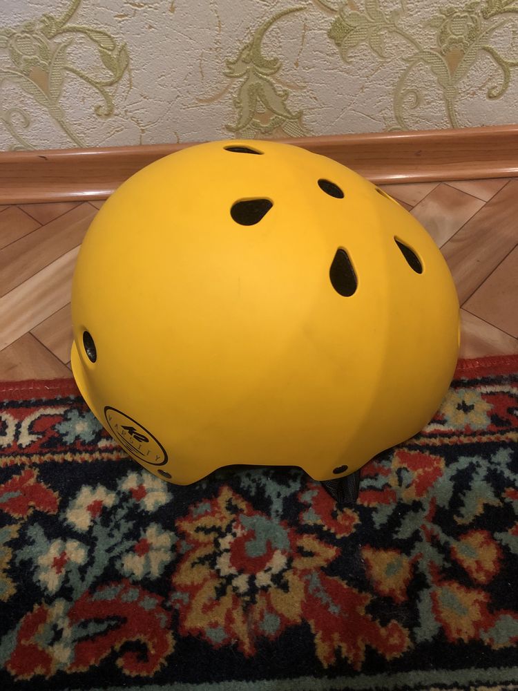 Желтый шлем Varsity