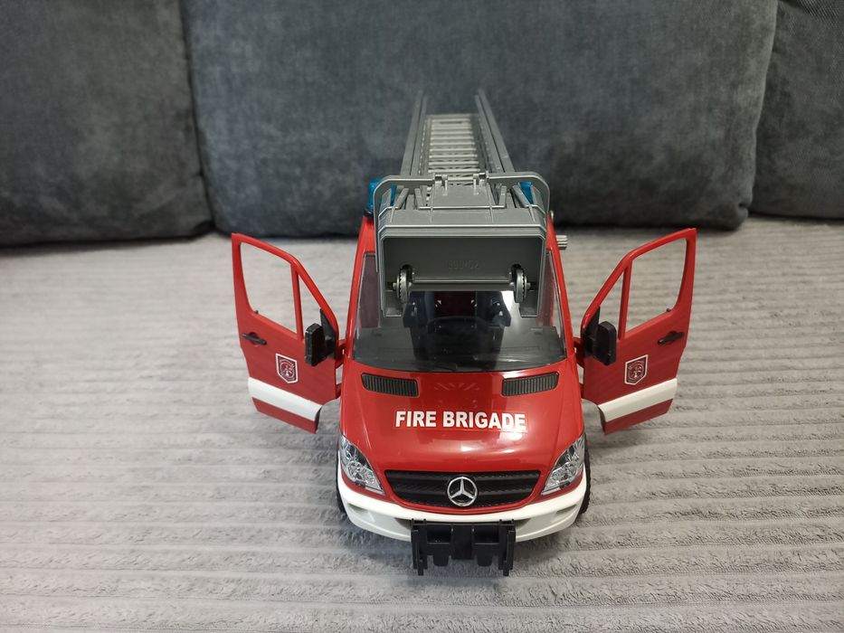 Пожежна машина Mercedes від Bruder