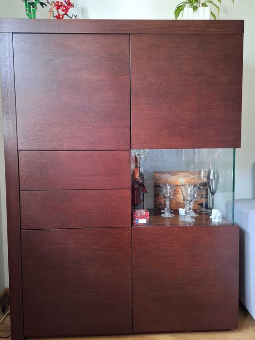 Meble ciemne z  drewna