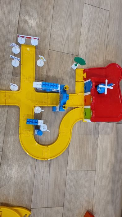 Двоповерховий гараж з поліцейською ділянкою technok