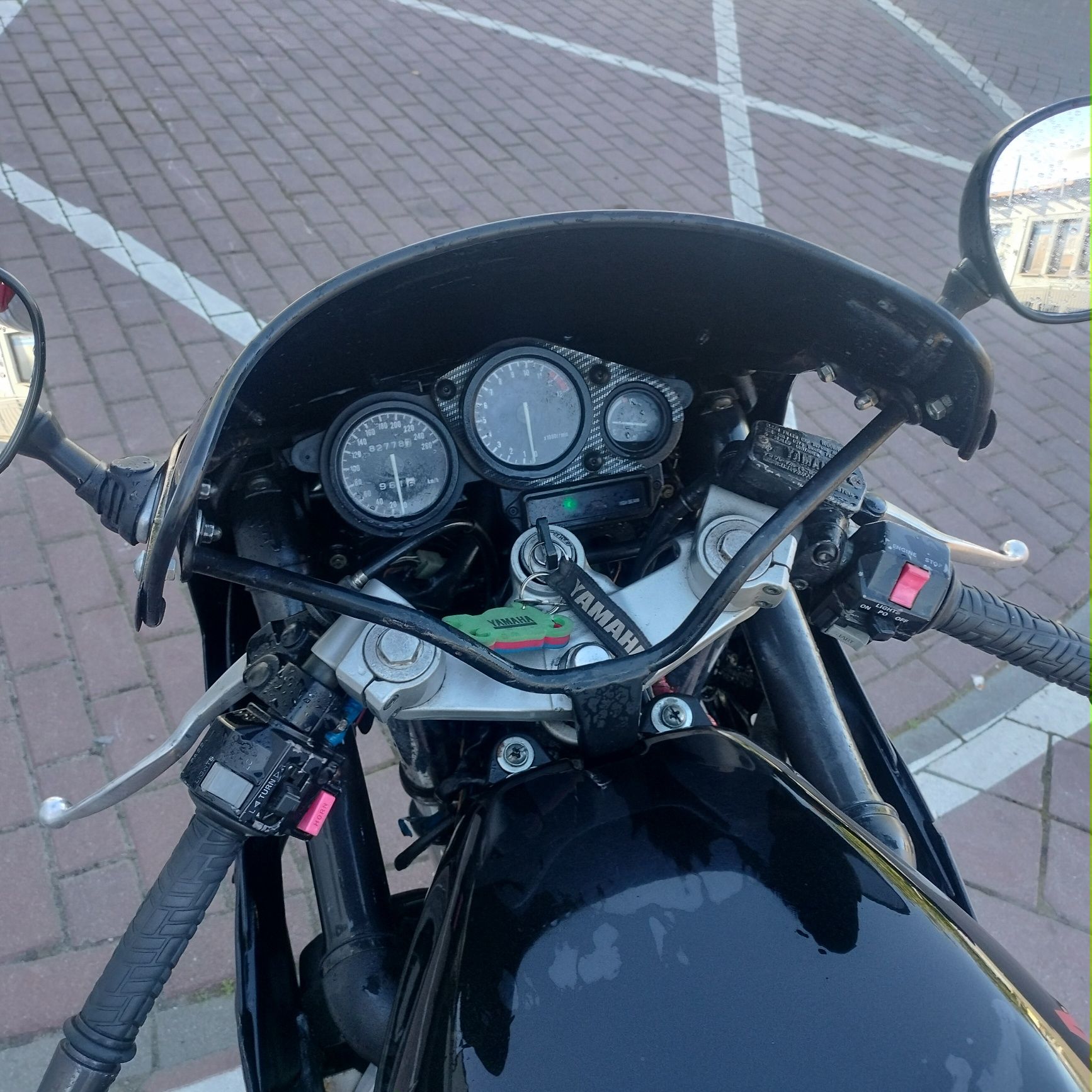 Motocykl Yamaha FZR 750