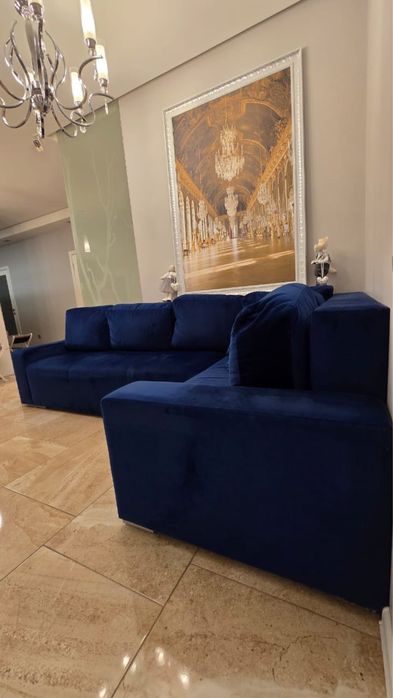 Диван з подушками