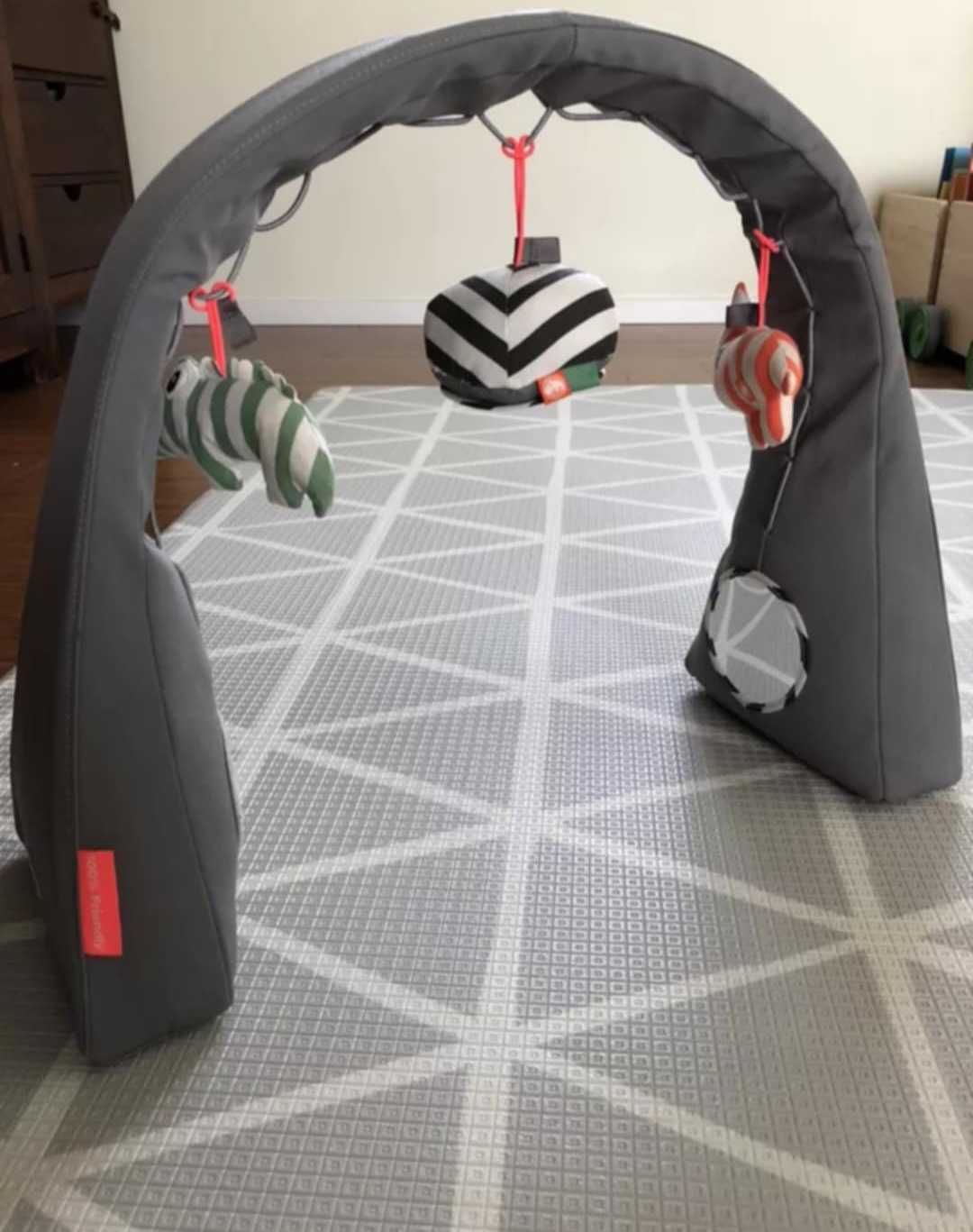Pałąk z zabawkami Done by Deer, baby gym, Zoopreme, mata edukacyjna
