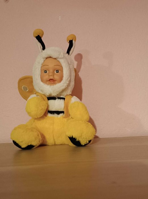 Maskotka lalka dzidziuś pszczółka siedząca 20 cm