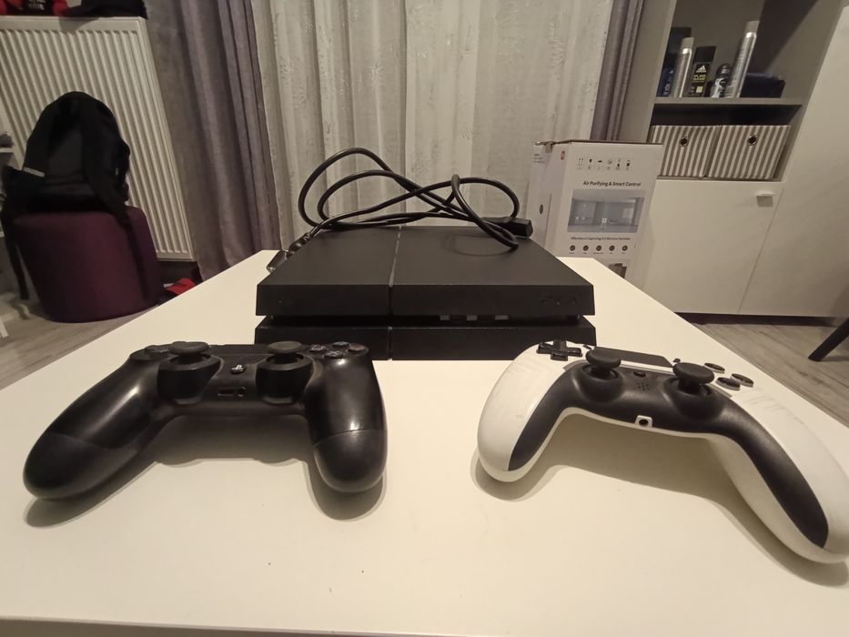 PS4 z dwoma padami i HDMI