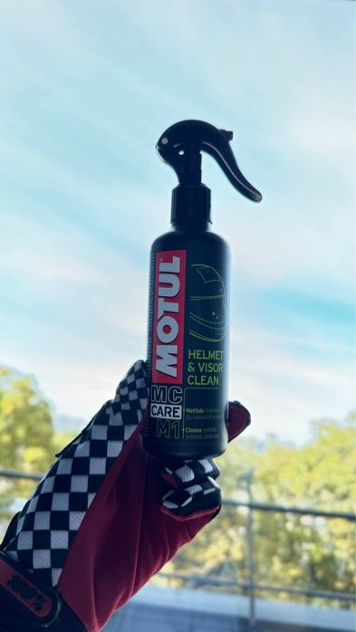 Засіб для очистки шоломів та скла Motul Helmet&Visor Clean 250ml