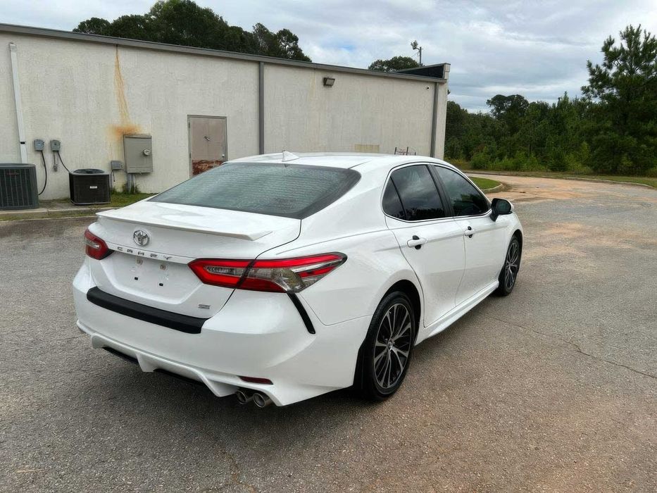 Toyota Camry SE      2020