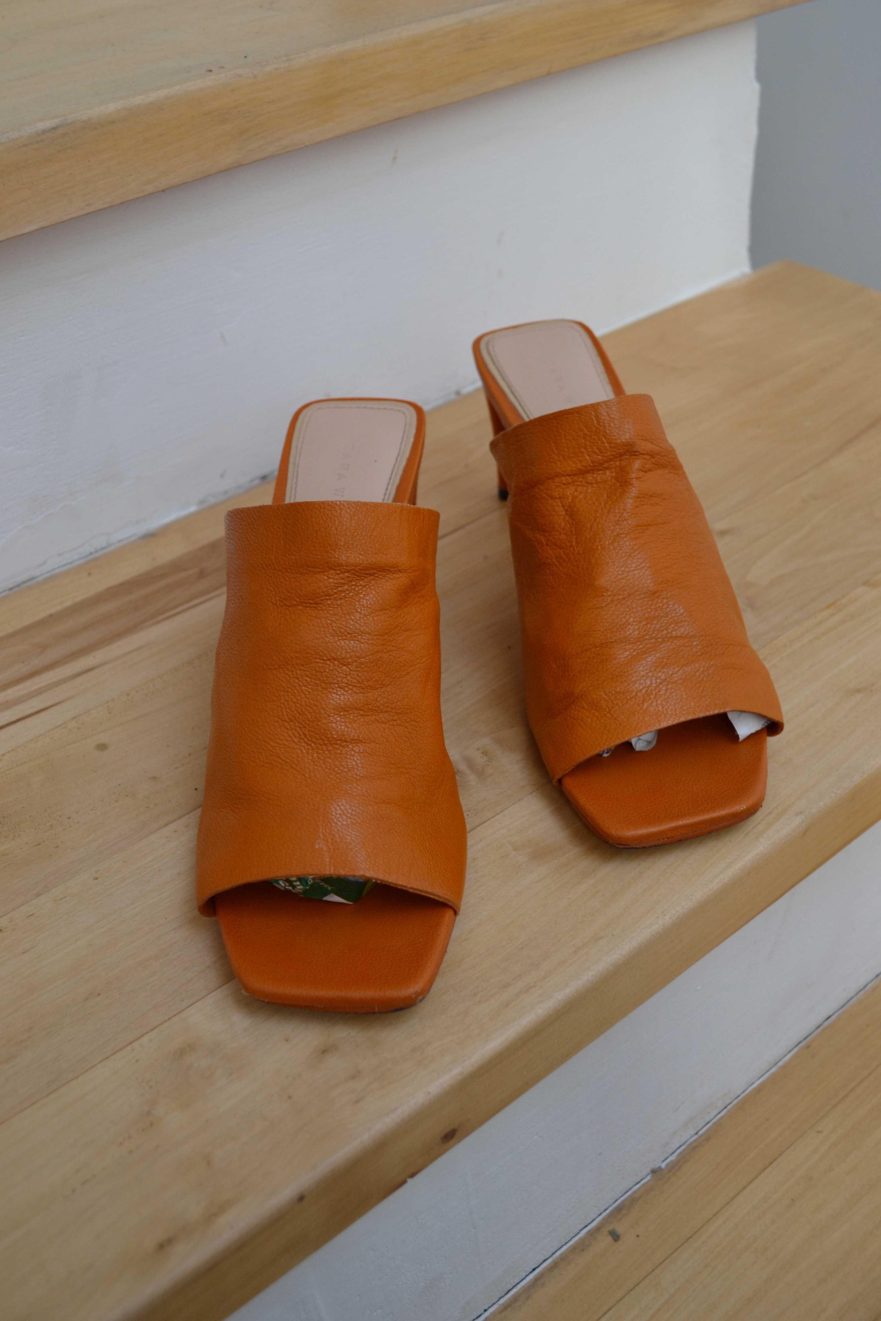 skórzane klapki na obcasie pomarańczowe pantofle