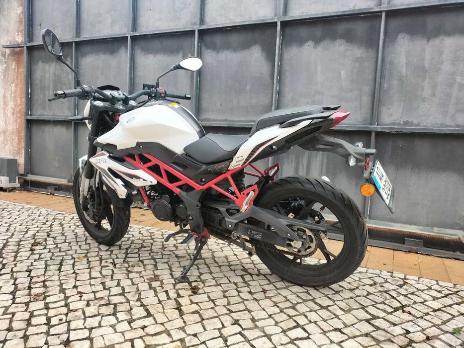 Benelli BN125 com topcase incluída
