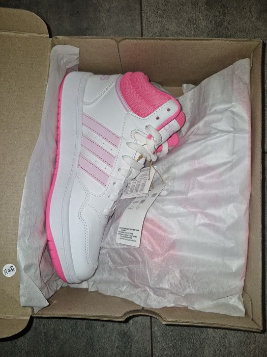 Sneakersy Adidas wybrane przez Genzie