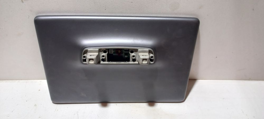 Центральний дисплей Tesla Model 3 монітор