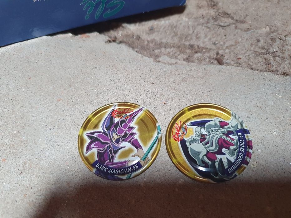 Vendo tazos, pokemon e beyblades antigos