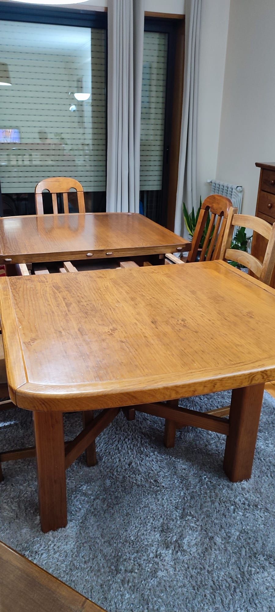 Mesa extensível de madeira de pinho