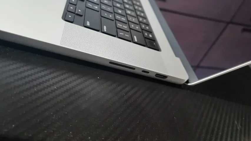 MacBook Pro 16 pole, M1 Pro / 16 GB RAM / 1 TB SSD