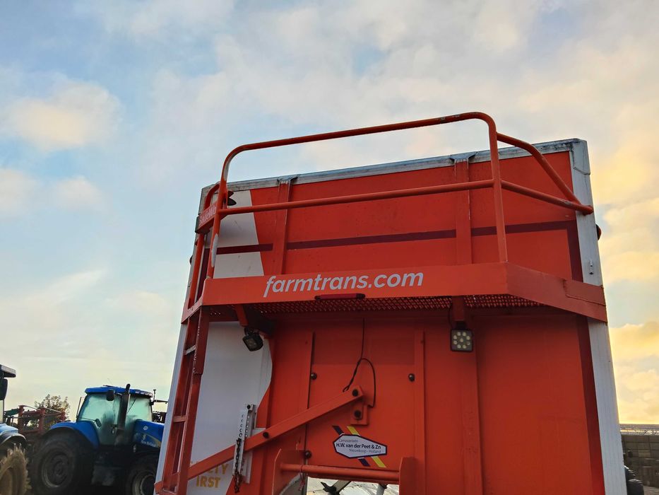 Naczepa do warzyw taśmowa