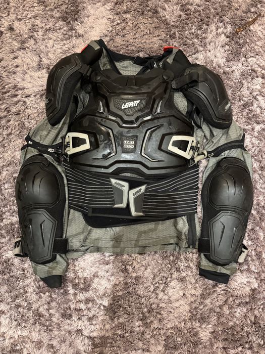 Продам панцирь leatt
