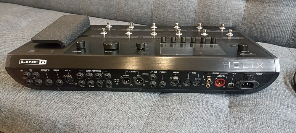 Pedaleira Line 6 Helix Floor com Hard case e saco