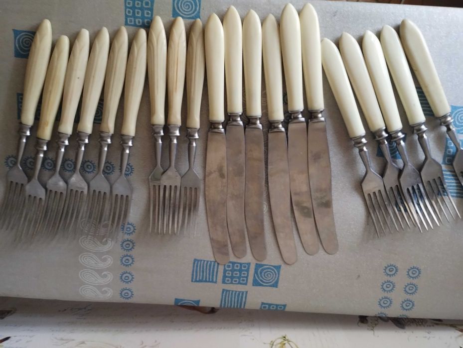 Набор столовые приборы вилки+ножи.