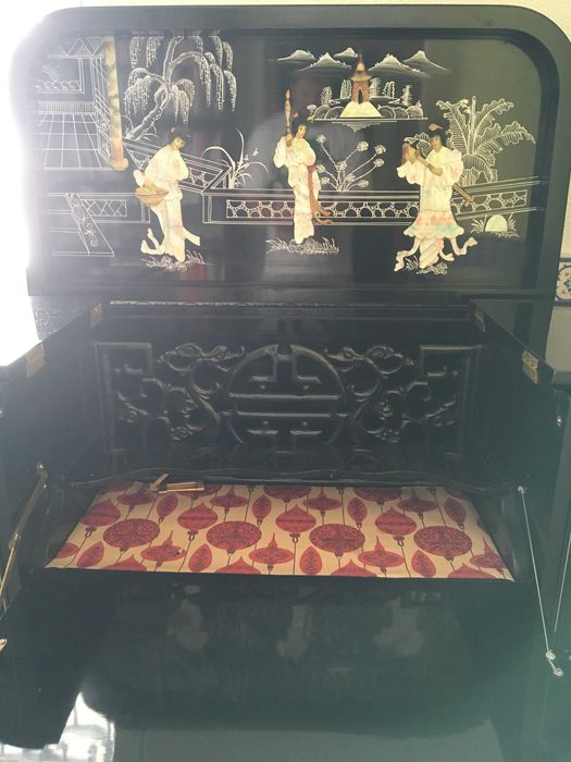 Móvel bar chinês preto em madre perola com gravuras em relevo