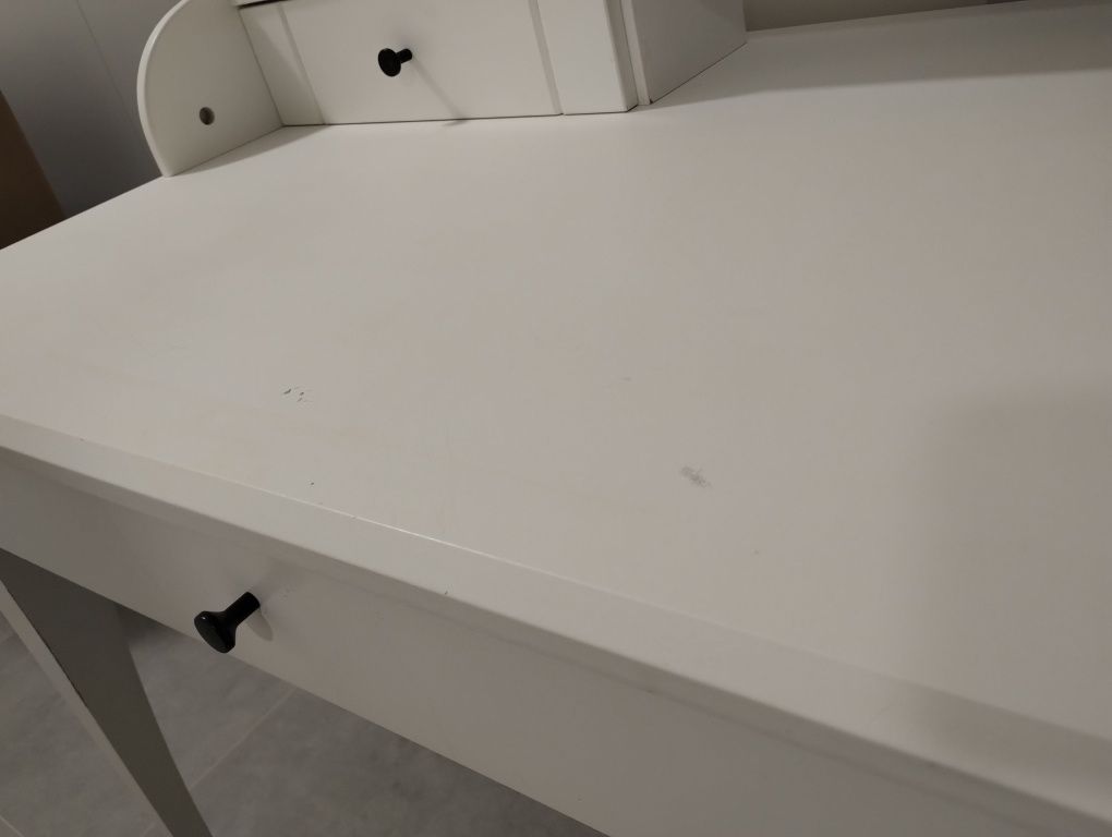 Meblik Simple White, Drewniane biurko z nadstawka i szufladami