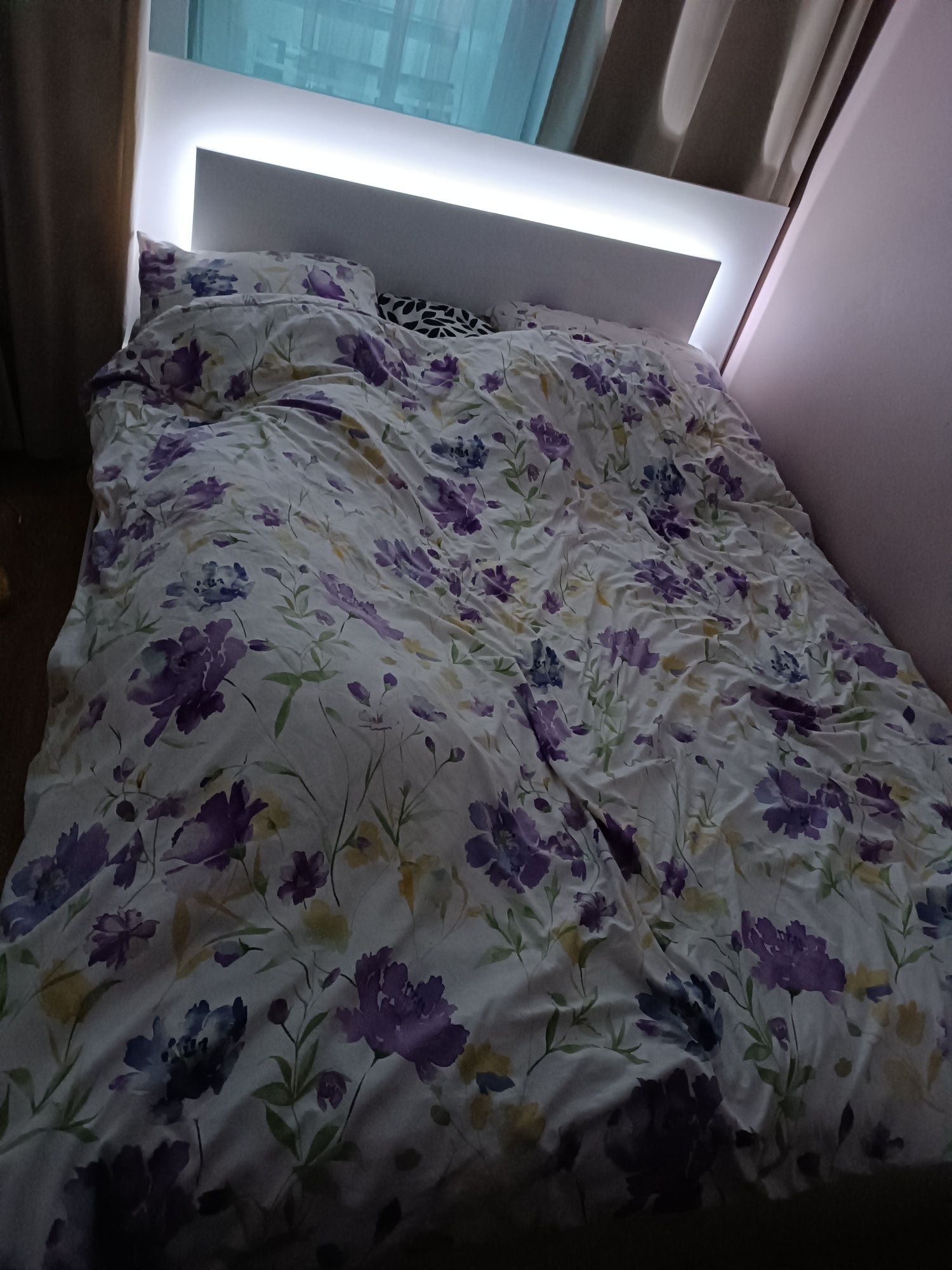 Łóżko 160*200 z dużym pojemnikiem i oświetleniem