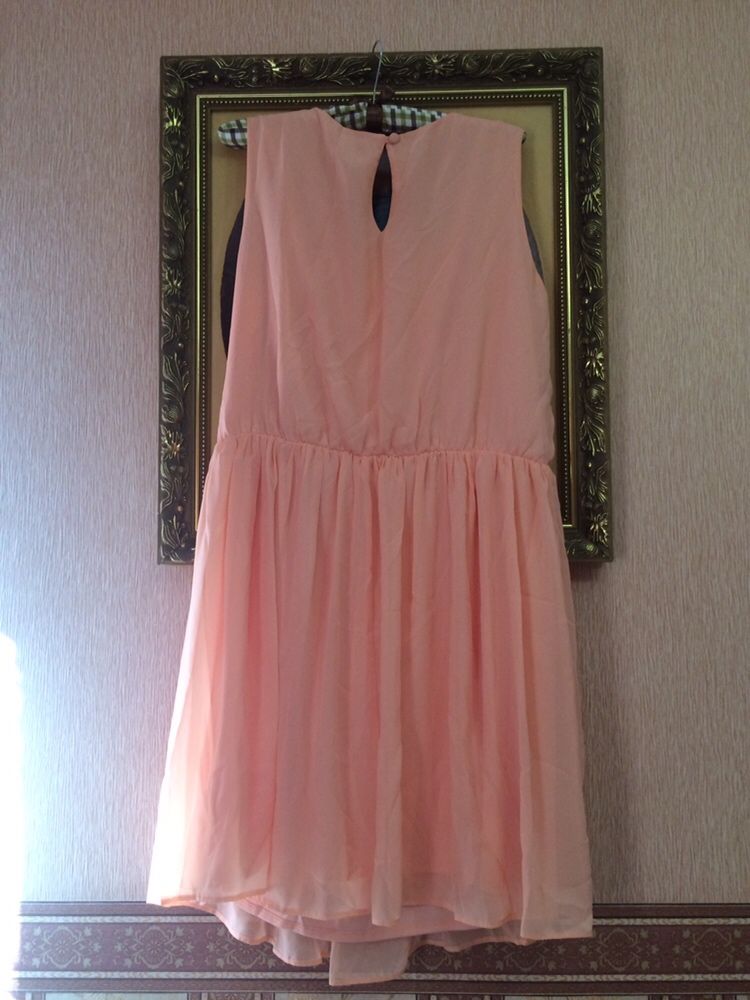 Платье персикового цвета бант