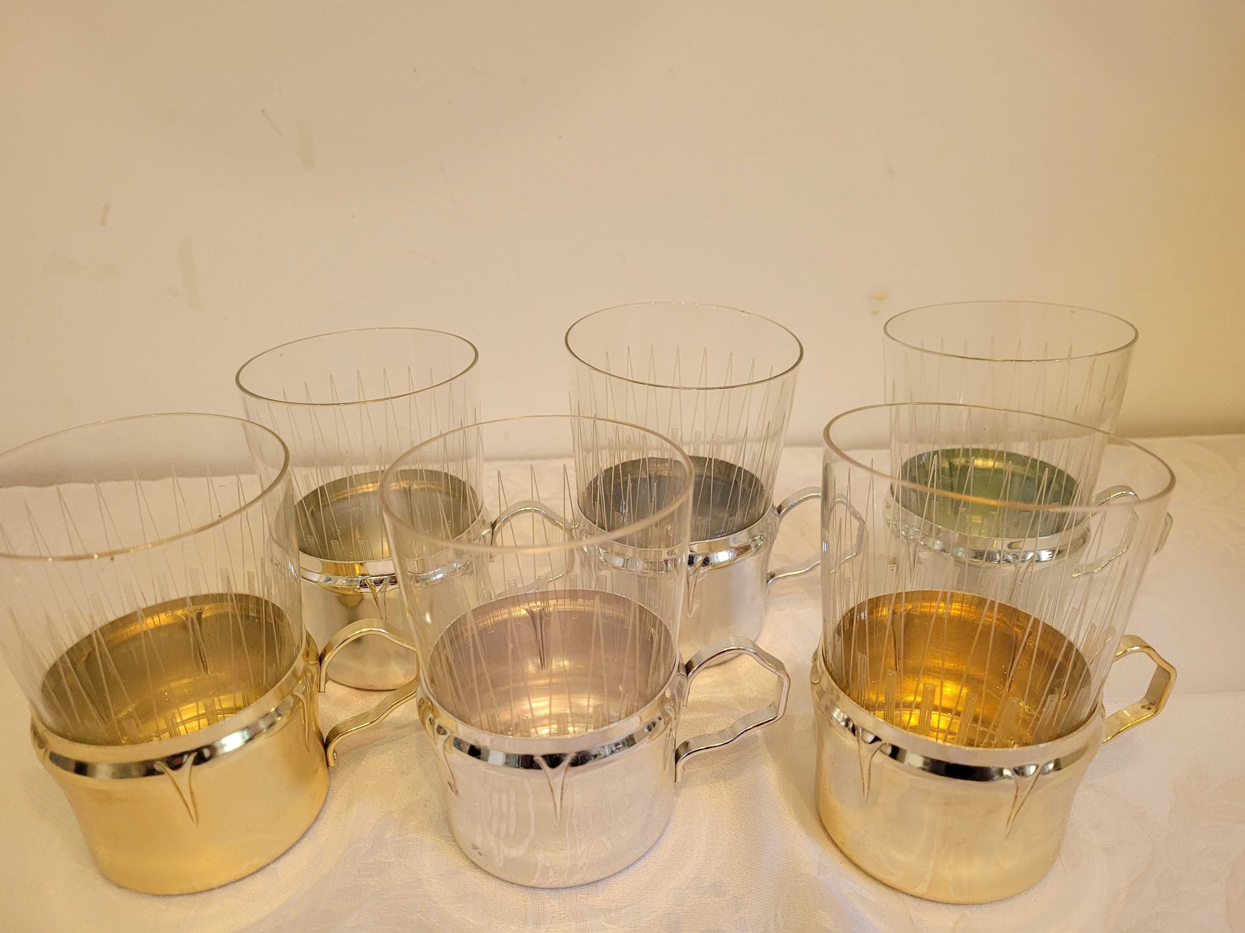 Komplet 6 grawerowanych szklanek w  koszyczkach, relikt PRL