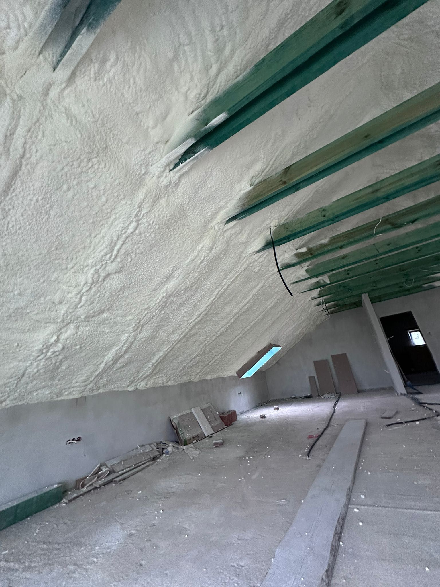 Izolacja natryskowa pianą PUR – ocieplenie poddaszy, dachów, budynków