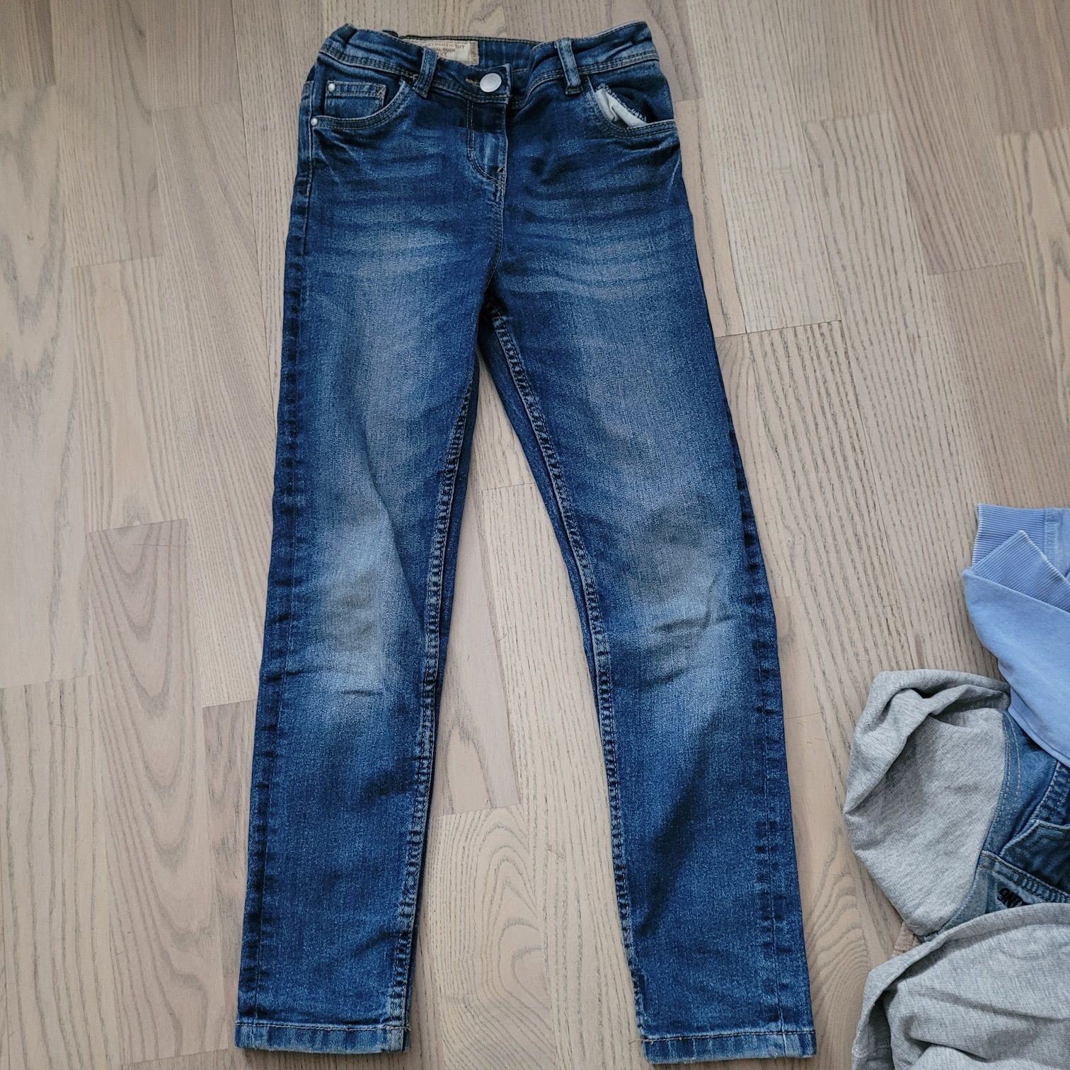 Jeansy spodnie rurki dla szczupłego chłopca NEXT 134