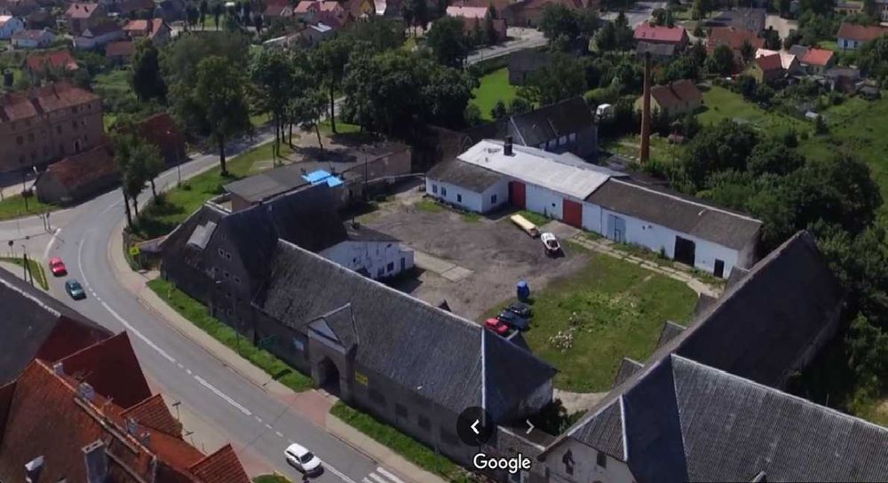 Kompleks działek z budynkami i lokalem pod inwestycję.