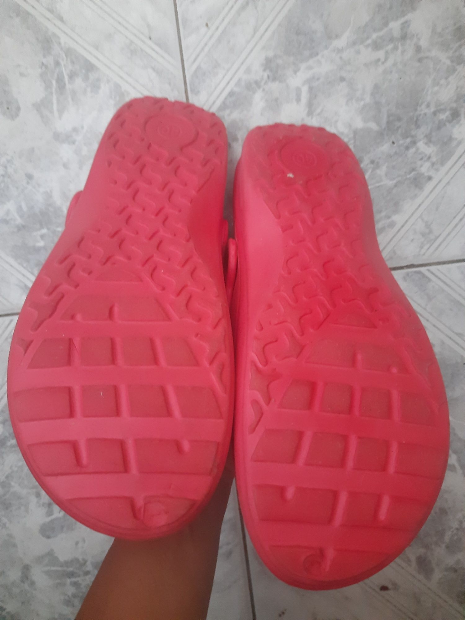Czerwone buty ogrodowe
