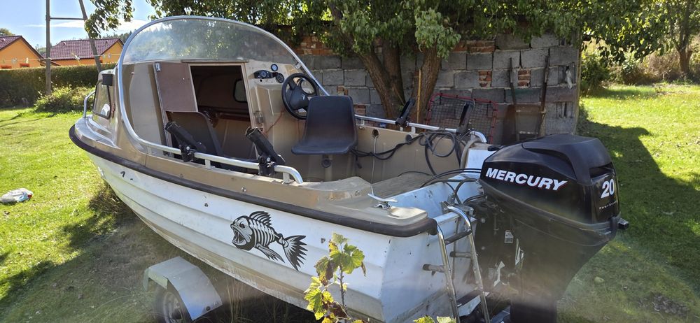 Łódź wędkarska kabinowa