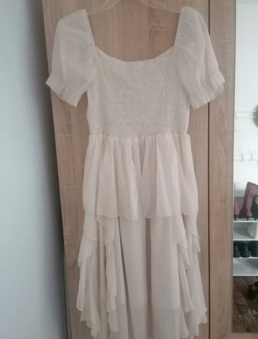 długa beżowa sukienka z perełkami