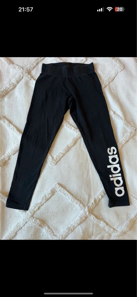 Czarne legginsy adidas z dużym napisem