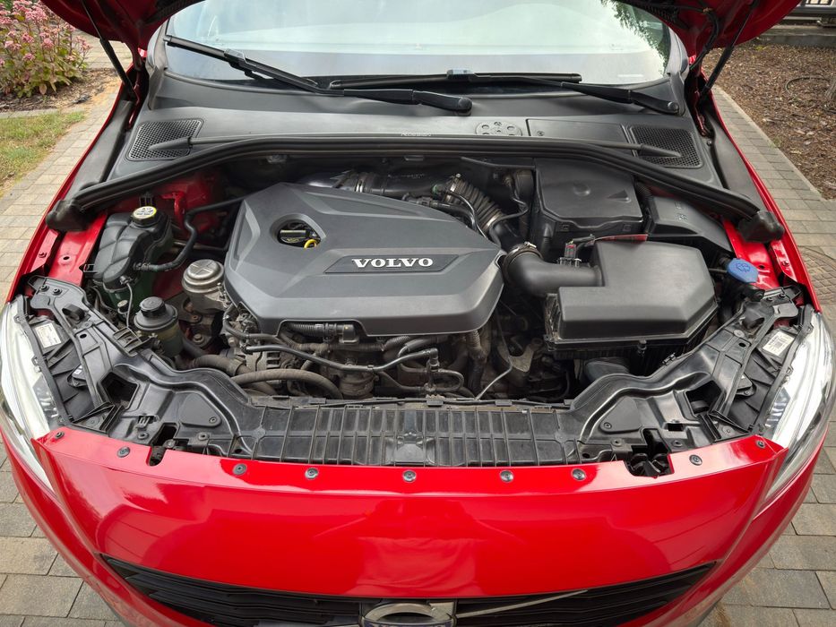 Volvo V60 1.6 T4 180kM R-design manual