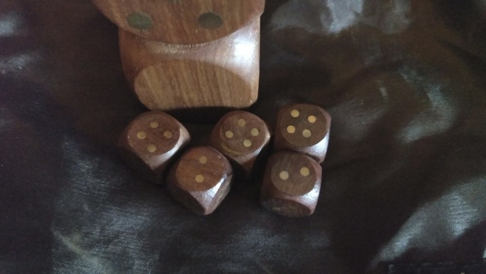Jogo de dados em madeira