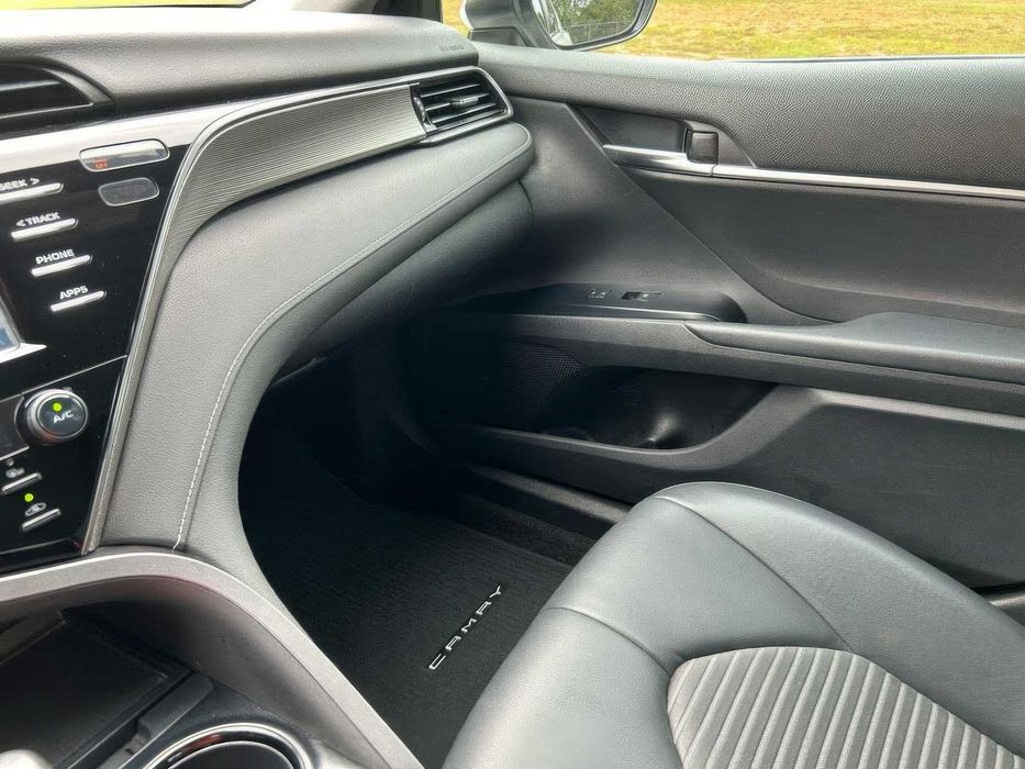 Toyota Camry SE      2020