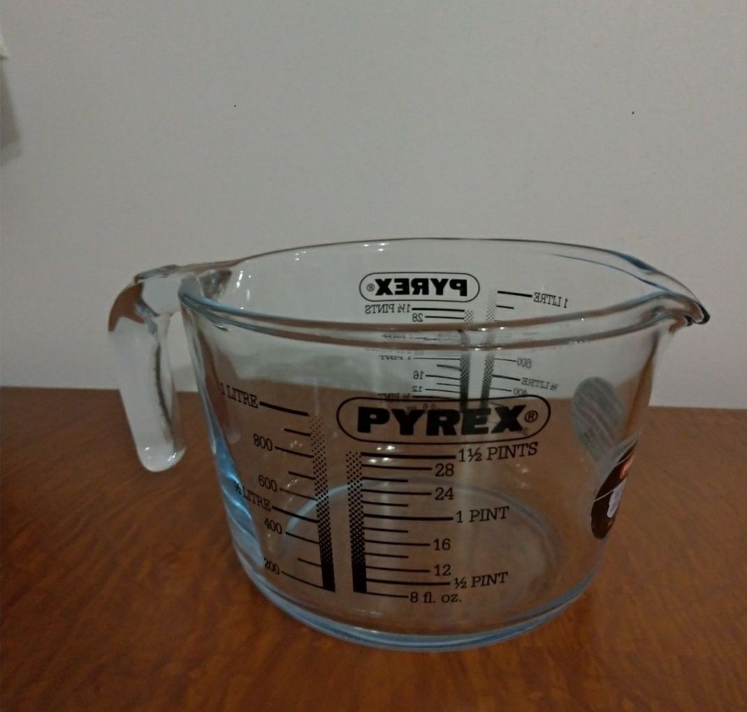 vendo caixas de vidro novas e  jarro medidor em  Pirex nunca usados