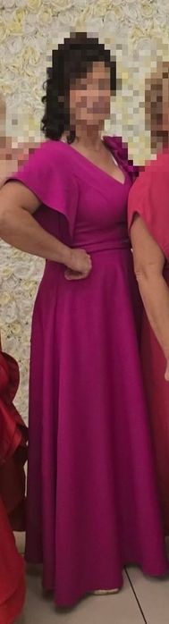 Piękna długa sukienka fuksja 38/40 z róża na ramieniu