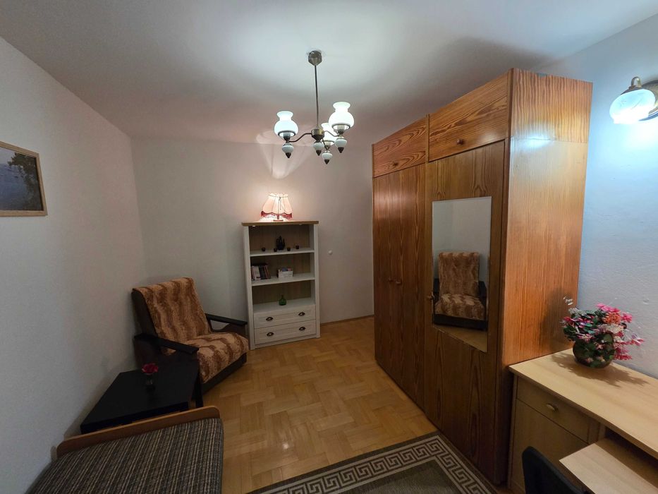 Duży (16m2) jednoosobowy pokój dla kobiety uczącej się lub pracującej