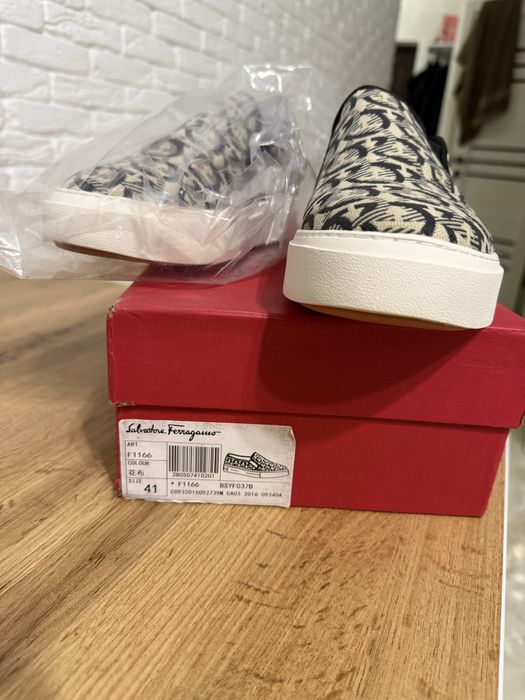 Оригиналы  новые 41 р стелька 27 Сальвадор Ферогама