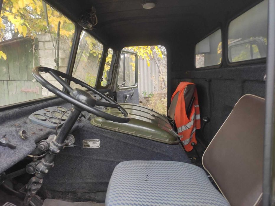 Два ГАЗ-66. Один на повному ходу, другий як донор або для відновлення