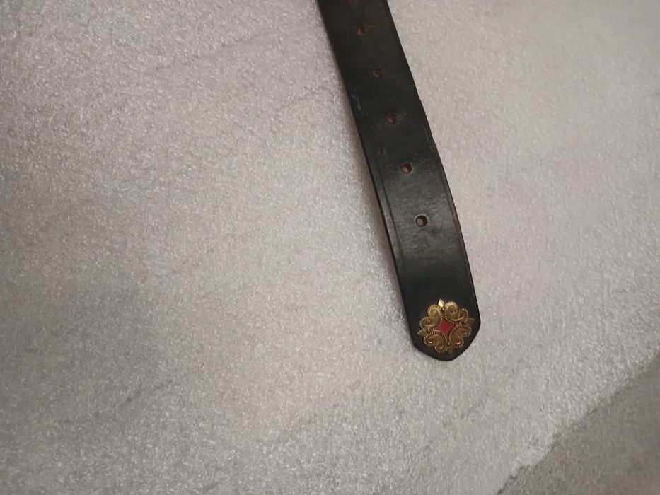Антикварний шкіряний реміньі з латунною пряжкою та різними елементами