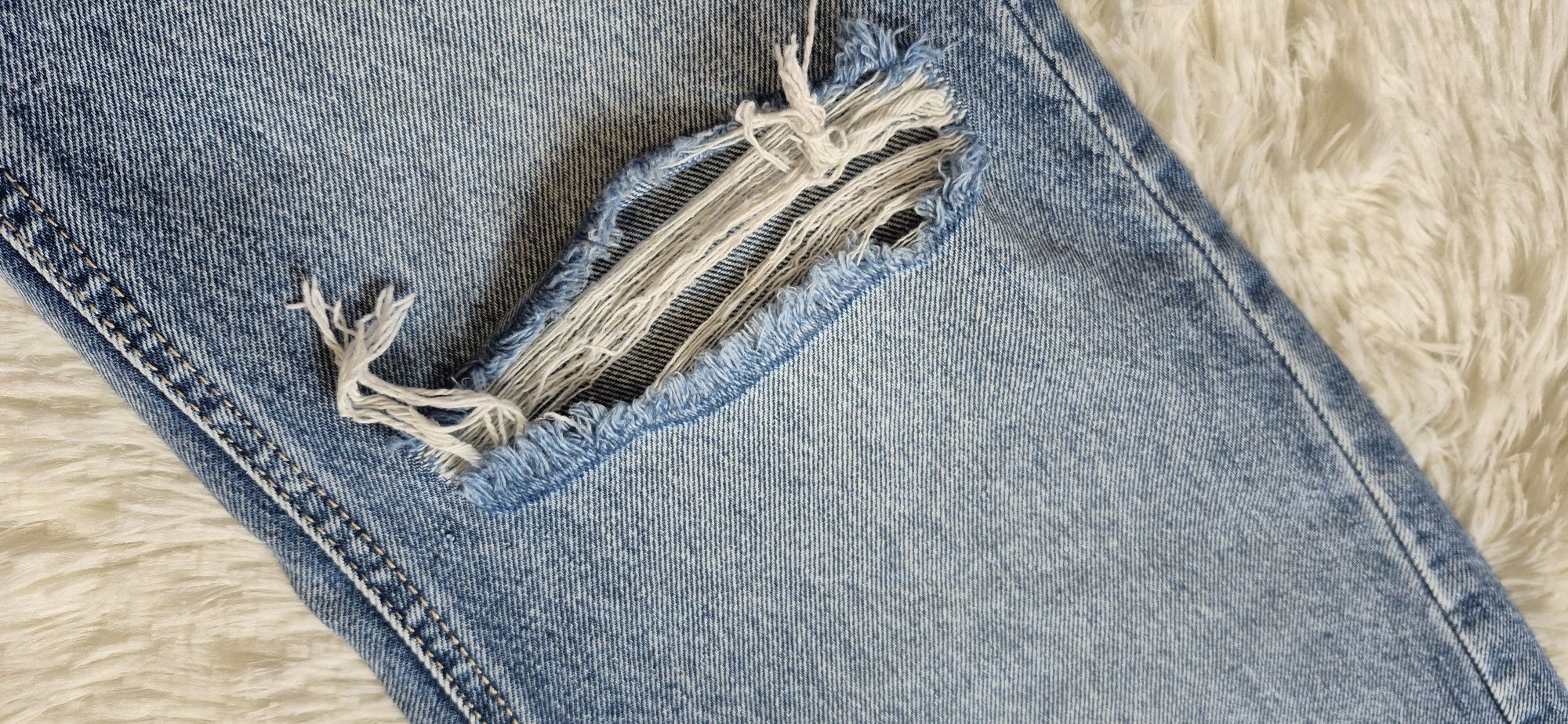 Stradivarius jeansy z przetarciami prosty fason M /38