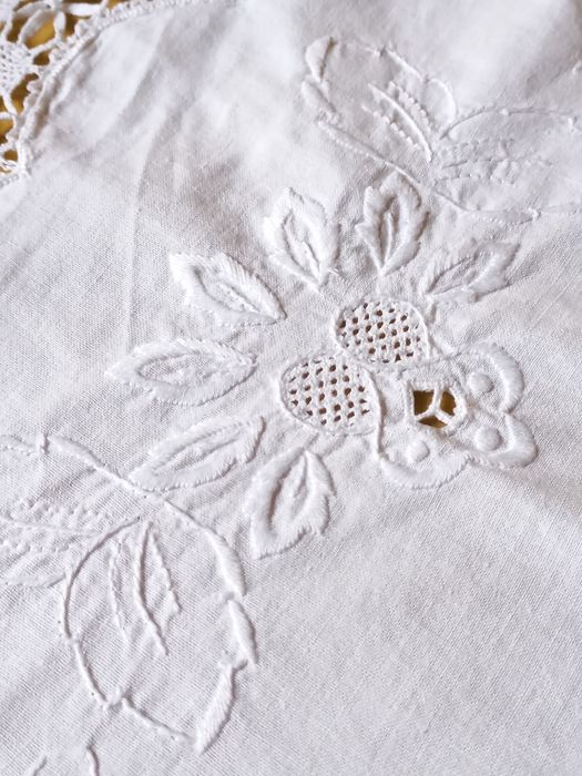 Naperon  com renda e bordados. Impecável