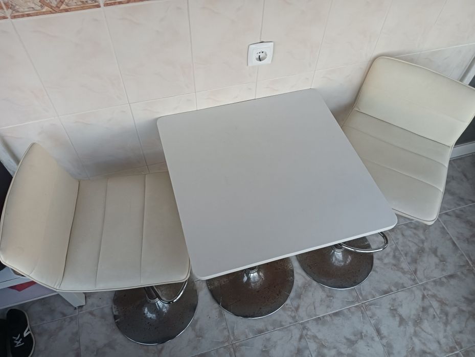 Mesa e Cadeiras de Bar com Altura Ajustável Giratória 360°